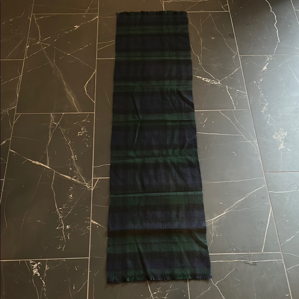 Izod 100% wool Plaid Scarf in Black and Green